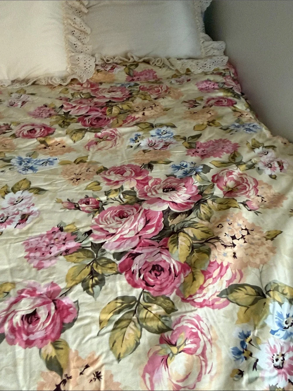 Floral Quilted Bedspread in Cream and Pink